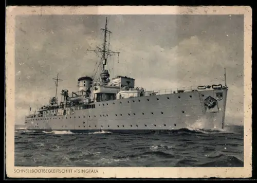 AK Schnellbootbegleitschiff Tsingtau der Kriegsmarine in Fahrt in leicht bewegter See