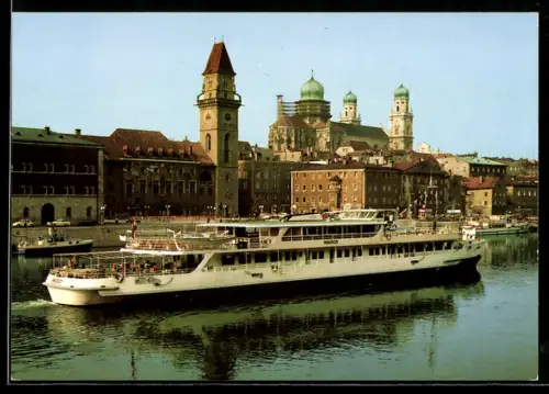 AK Passau, Ungarisches Passagierschiff MFGS Rákóczi vor dem Rathaus und Dom von Passau