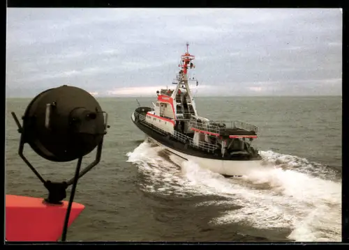 AK Seenotkreuzer John T. Essberger mit Tochterboot in voller Fahrt