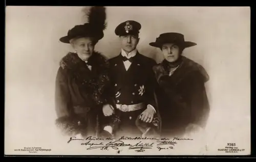 AK Kaiserin Auguste Victoria von Preussen mit imposanten Hut, Adalbert in Uniform und Adelheid im Pelzmantel