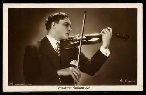 AK Schauspieler Wladimir Gaidarow spielt auf Violine