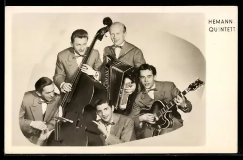 AK Musiker des Hemmann Quintetts mit Instrumenten, Gitarre, Kontrabass, Akkordeon