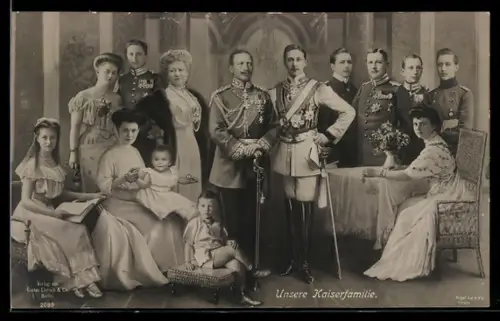 AK Unsere Kaiserfamilie, Wilhelm II. im Kreis seiner Familie