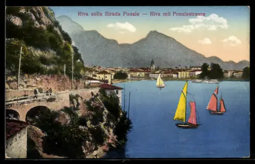 AK Riva, colla Strada Ponale, Leute auf der Ponalestrasse, Segelboote