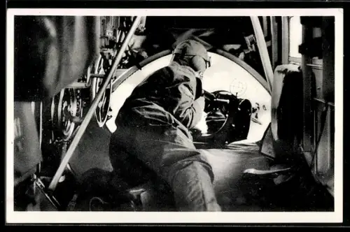 AK Im rückwärtigen Schützenstand eines Kampfflugzeuges