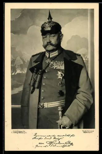 AK Paul von Hindenburg im Helm vor einem Kriegsbild stehend