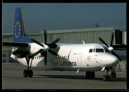AK Passagierflugzeug Fokker 50 der Lufthansa mit drehenden Propellern auf dem Flugfeld