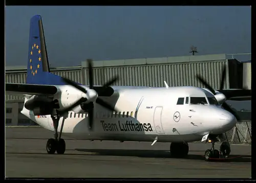 AK Passagierflugzeug Fokker 50 der Lufthansa mit drehenden Propellern auf dem Flugfeld