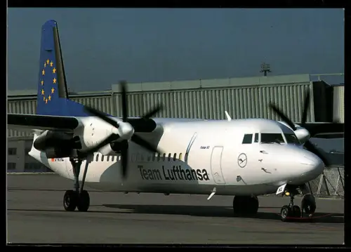 AK Passagierflugzeug Fokker 50 der Lufthansa mit drehenden Propellern auf dem Flugfeld