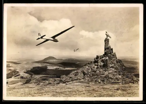 AK Segelflugzeug über dem Fliegerdenkmal auf der Wasserkuppe