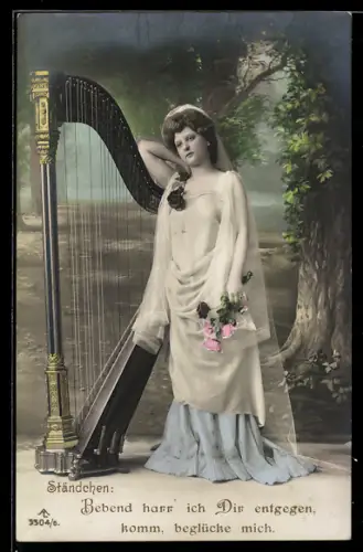 AK Frau steht mit Rosen in den Händen neben einer Harfe vor einer Waldkulisse