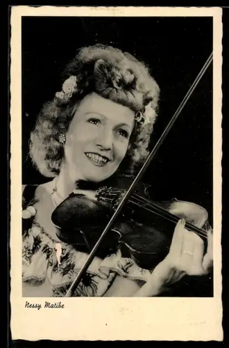 AK Musikerin Nessy Matibe spielt lächelnd auf ihrer Violine