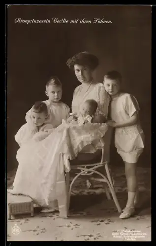 AK Kronprinzessin Cecilie posiert mit ihren Söhnen