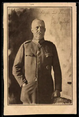 AK Generalquartiermeister Erich Ludendorff in Uniform und einer Hand in seiner Uniformsjacke