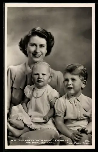 AK Die Queen mit Prince Charles und Prinzessin Anne