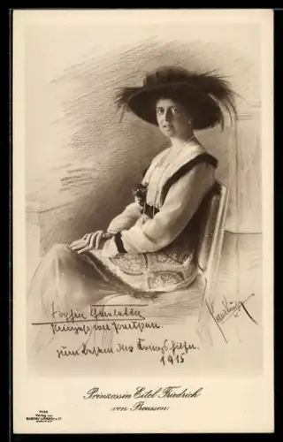 AK Prinzessin Eitel Friedrich von Preussen auf einem Stuhl sitzend mit schwarzem Hut