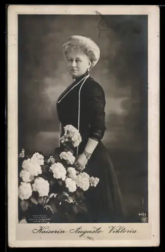 AK Kaiserin Auguste Victoria von Preussen im schwarzen Kleid, stehend, Blumen