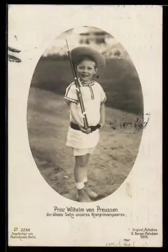 AK Prinz Wilhelm von Preussen der älteste Sohn d. Kronprinzenpaares beim schultern des Gewehres