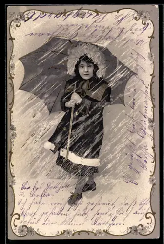 AK Mädchen mit Kapuze im Mantel bei Regen unter einem Schirm