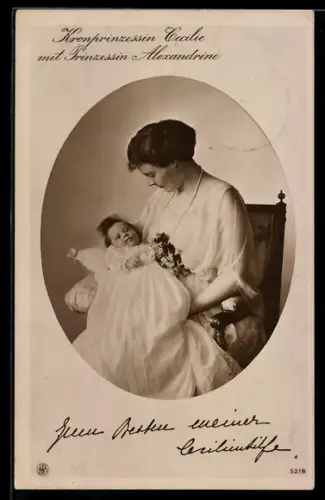 AK Kronprinzessin Cecilie mit der Prinzessin Alexandrine im Arm abgelichtet