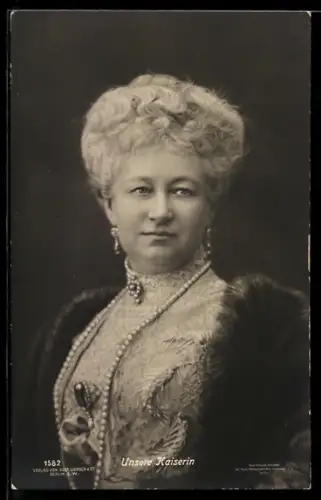 AK Kaiserin Auguste Victoria von Preussen in festl. Gewand mit Pelzstola und Perlenschmuck