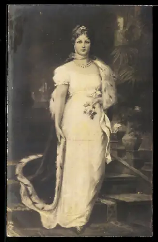 AK Königin Luise von Preussen im Seidenmantel