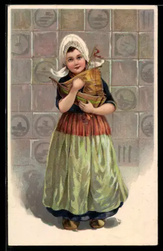 AK Niederländische Volkstracht, kl. Mädchen mit Spielzeugboot im Trachtenkleid