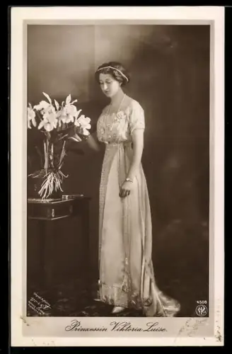 AK Prinzessin Viktoria Luise beim Tisch mit Blumen