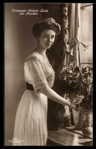 AK Victoria Louise Prinzessin von Preussen im weissen Kleid mit Diadem am Fenster stehend