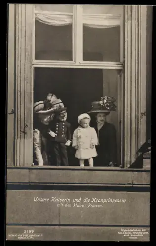 AK Unsere Kaiserin und die Kronprinzessin mit dem kleinen Prinzen an einem Fenster stehend