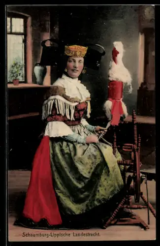 AK Frau in Schaumburg-Lippischer Landestracht sitzt am Spinnrad