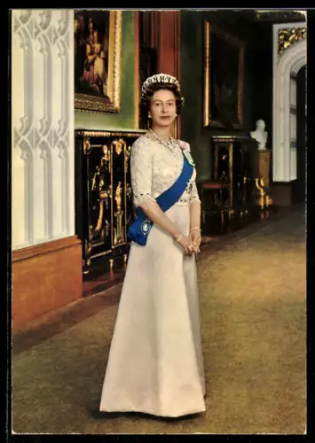 AK Queen Elizabeth II., Portrait mit blauer Schärpe