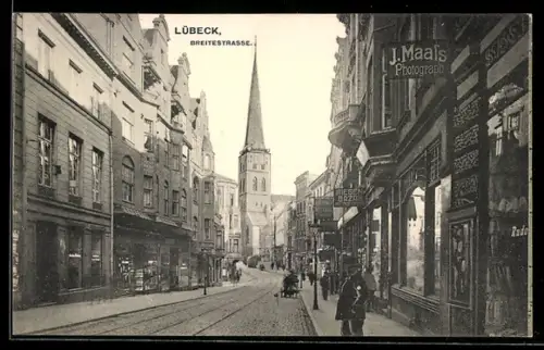 AK Lübeck, Breitestrasse mit Geschäften und Kirche