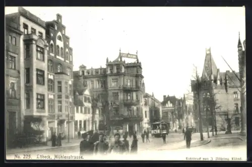 AK Lübeck, Mühlenstrasse mit Strassenbahn und Passanten