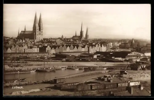AK Lübeck, Stadtansicht mit Hafen und Kirchen