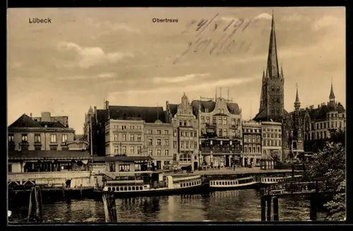 AK Lübeck, Obertrave, Anlegestelle für die Ausflugsboote, Blick zur Kirche