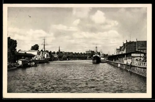 AK Lübeck, An der Trave, Hafenansicht, Schiffe