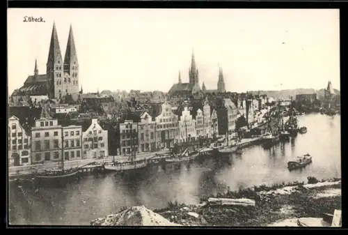 AK Lübeck, Altstadt mit St. Marienkirche und Trave