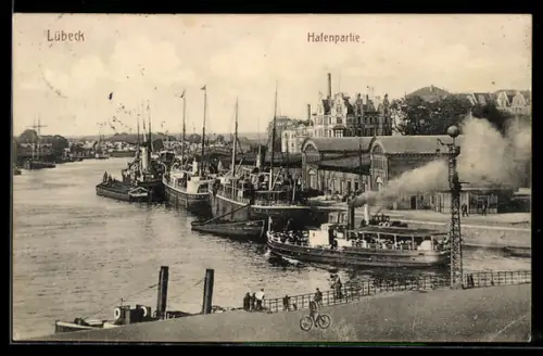 AK Lübeck, Hafenpartie, Ausflugsschiff verlässt den Anleger