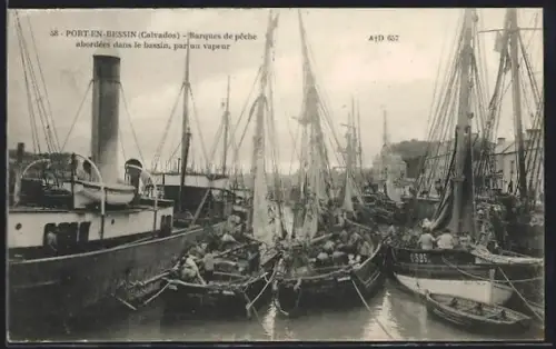 AK Port-en-Bessin /Calvados, Barques de pêche abordées dans le bassin, par un vapeur