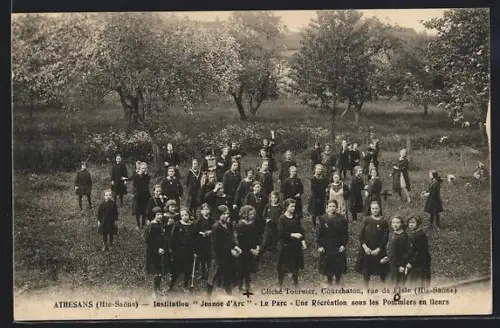 AK Athesans /Hte-Saône, Institutiou Jeanne d`Arc, Le Parc, Une Récréation sous les Pommiers en fleurs