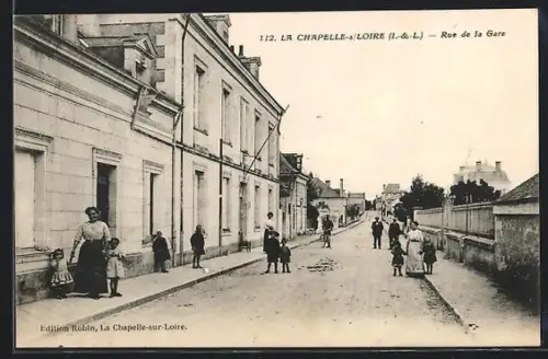 AK La Chapelle s. Loire, Rue de la Gare