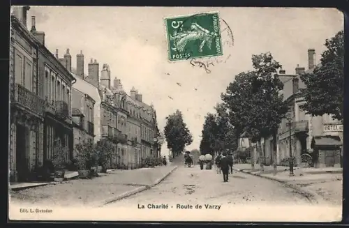 AK La Charité, Route de Varzy animée avec passants et bâtiments historiques
