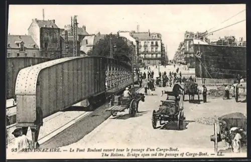 AK Saint-Nazaire, Le Pont Roulant ouvert pour le passage d`un Cargo-Boat