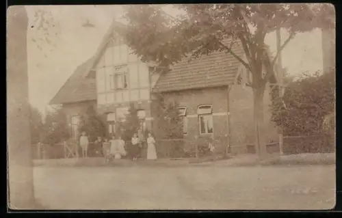 Foto-AK Schwarzenbek, Ortspartie mit Menschen vor einem Geschäft