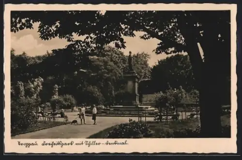 AK Opava, Spaziergänger am Schillerdenkmal im Freiheitspark