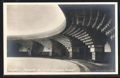 AK Düsseldorf, Grosse Ausstellung 1926, Rheinhalle mit heruntergelassener Kuppel, Innenansicht