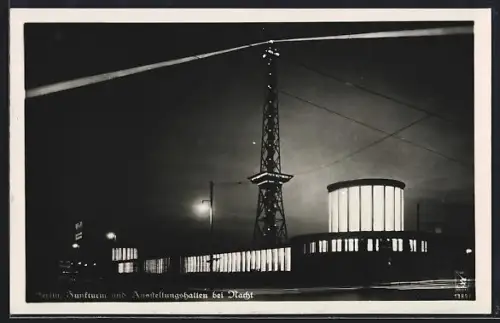 AK Berlin-Charlottenburg, Funkturm und Ausstellungshallen bei Nacht