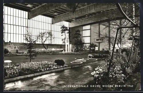 AK Berlin, Internationale Grüne Wochen 1962, Innenräume mit Parkanlage
