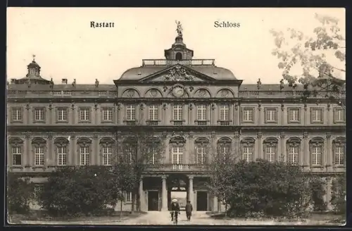 AK Rastatt, Radfahrer vor dem Schloss
